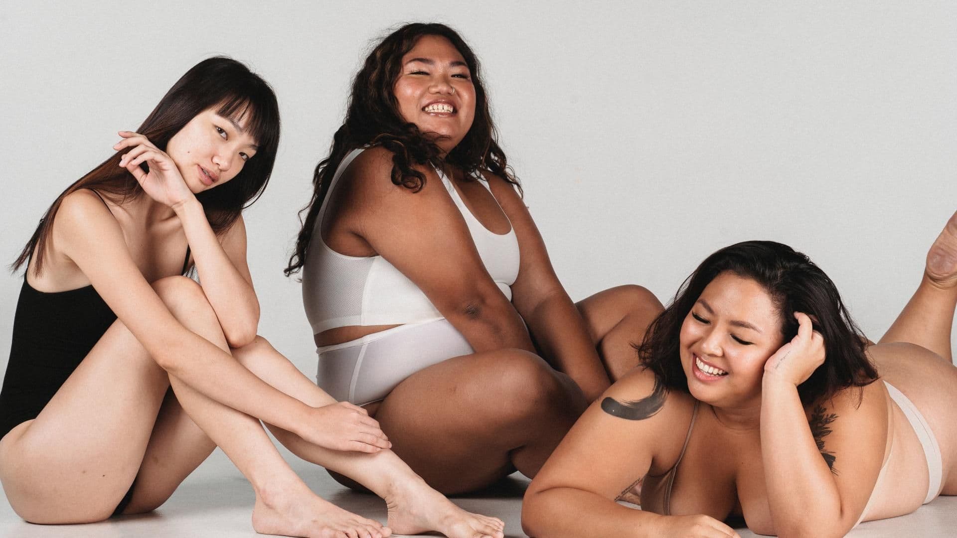 Drei glückliche Models mit unterschiedlichen Körpern