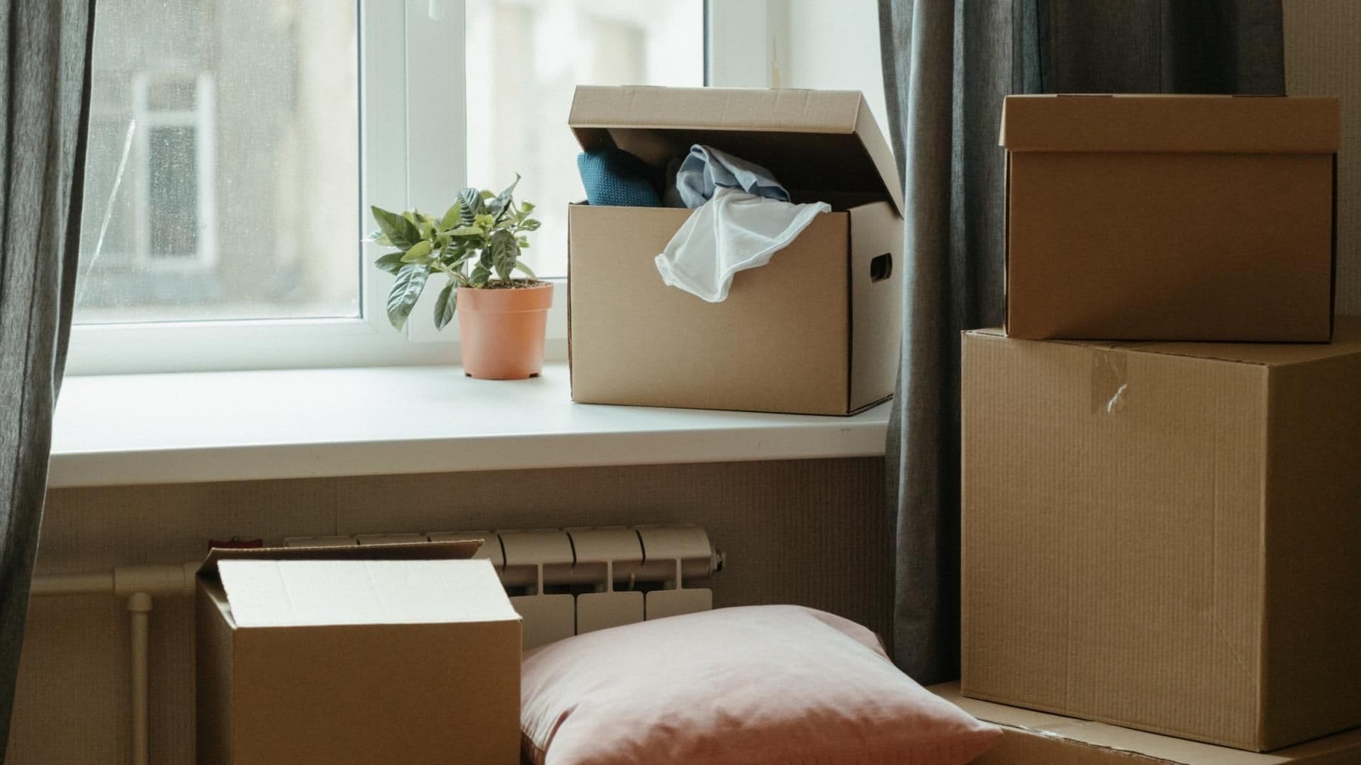Kartons im Zimmer