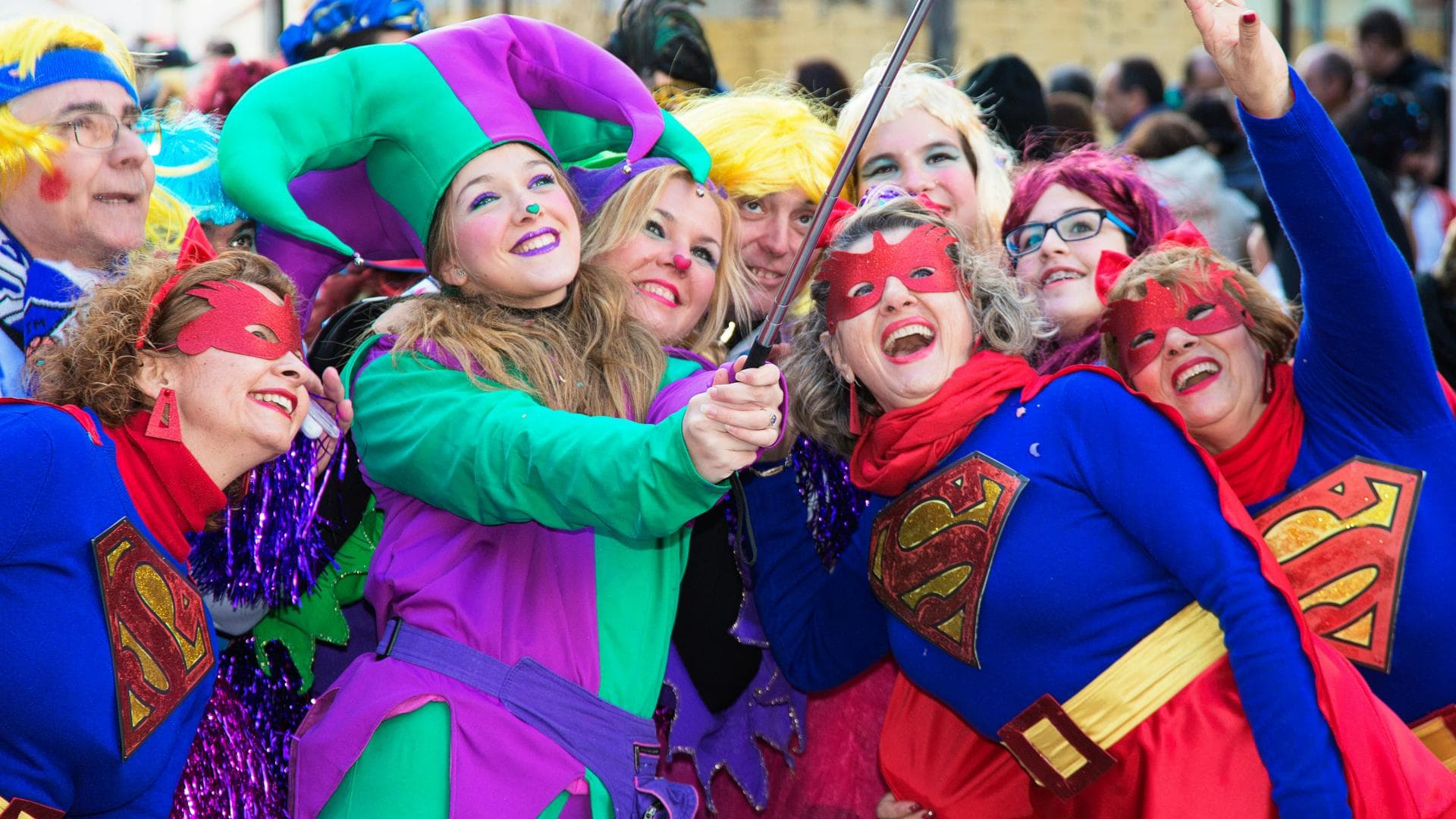 Junge Frauen feiern Karneval