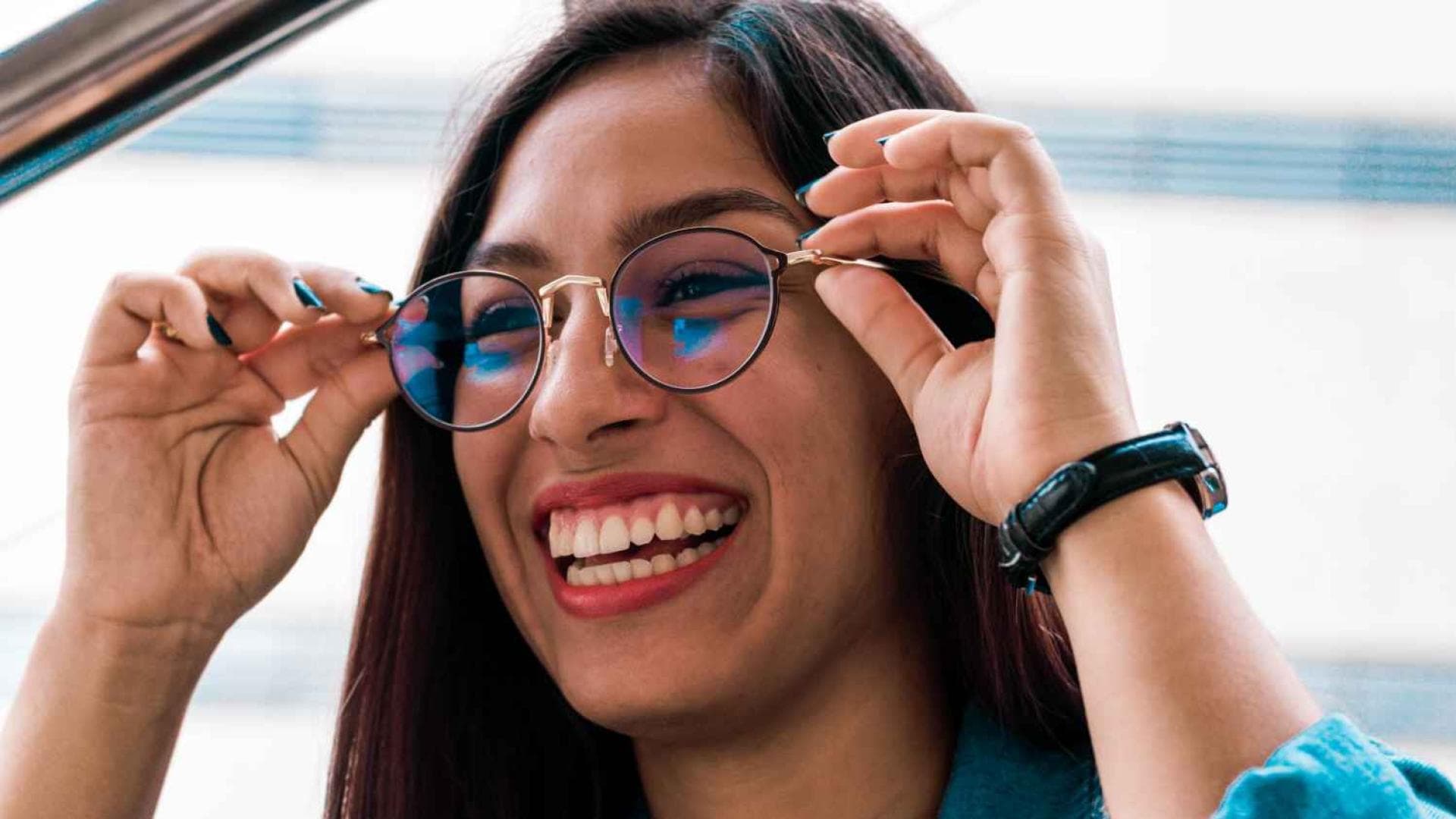 Eine junge Frau mit stylischer Brille