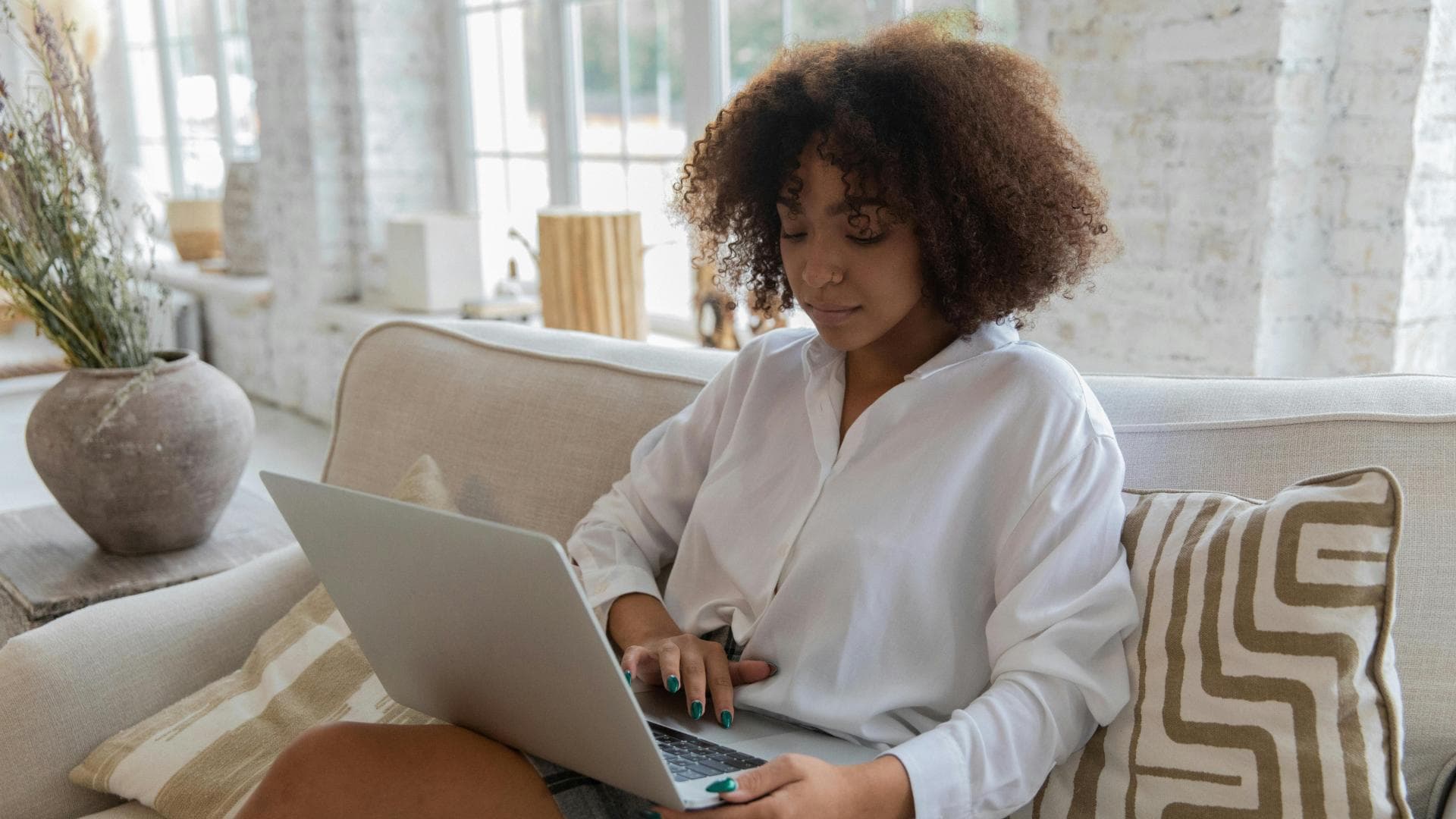 Junge Frau arbeitet am Laptop