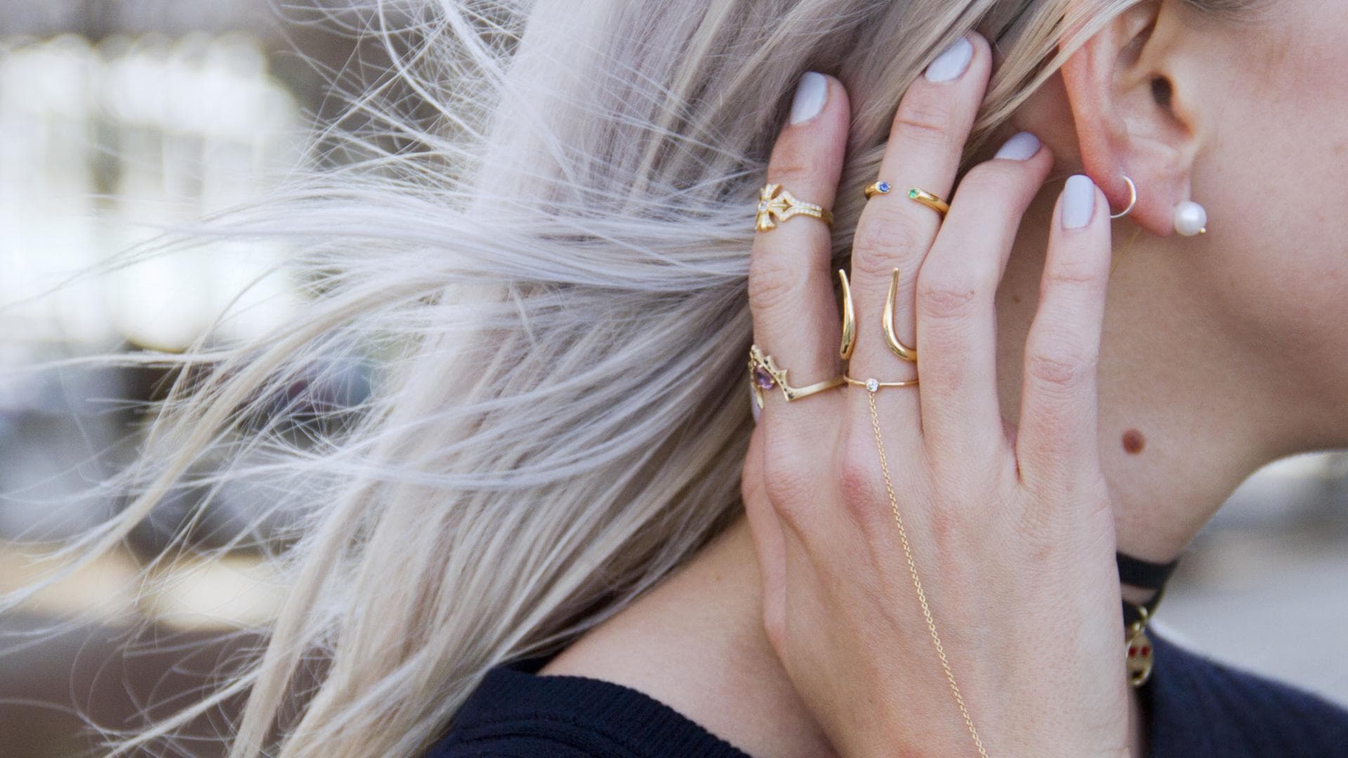 Frau mit mehreren Ringen an der Hand