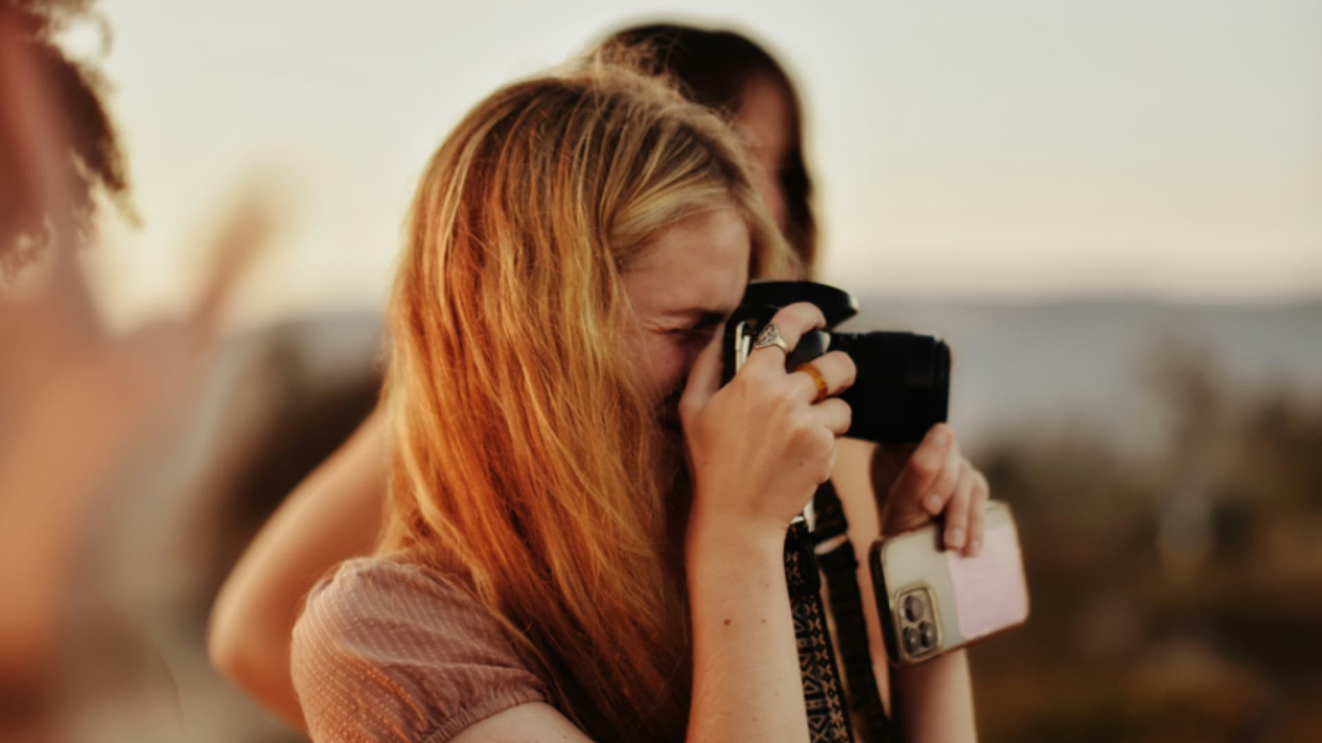 Eine Frau fotografiert
