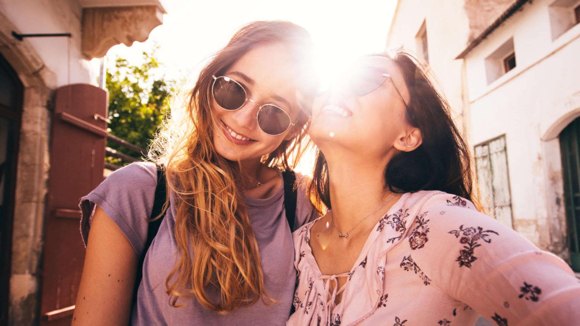 Zwei Freundinnen im Sommer