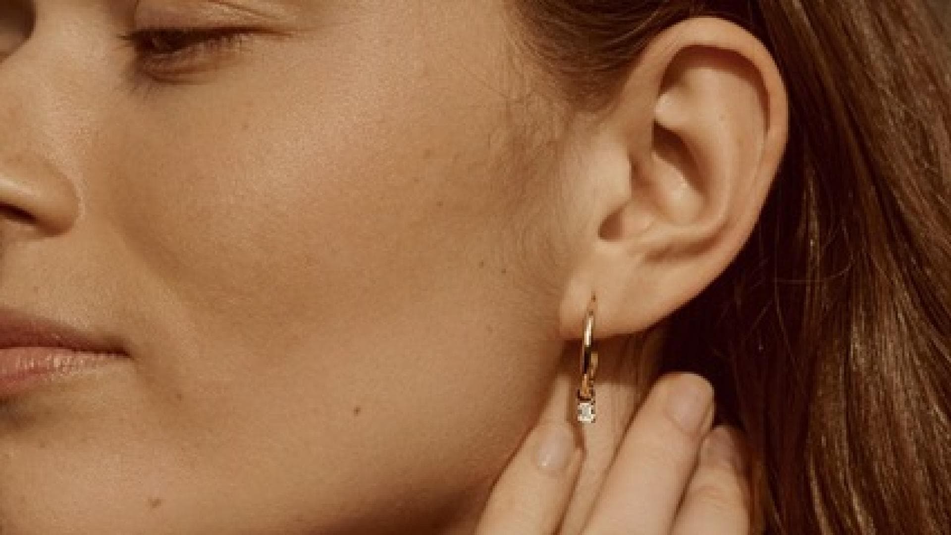 Eine Frau trägt filigranen Schmuck