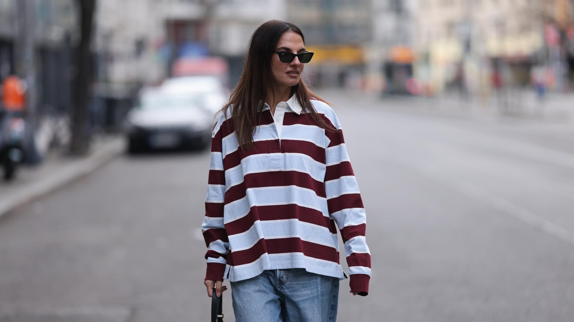 Eine Frau trägt ein gestreiftes Shirt und eine Jeans