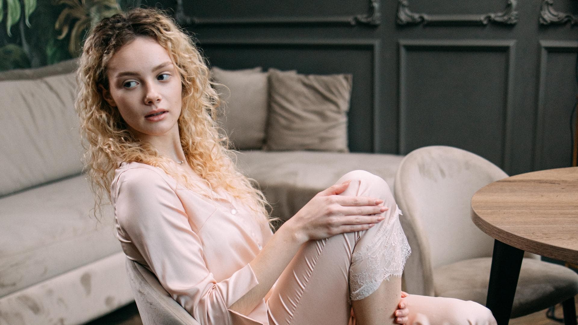 Eine Frau trägt einen Schlafanzug aus Satin