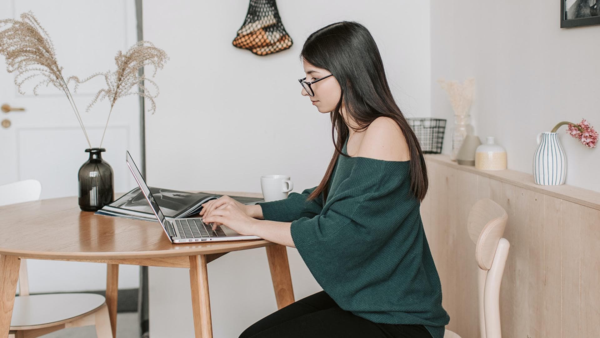 Eine Frau sitzt am Laptop