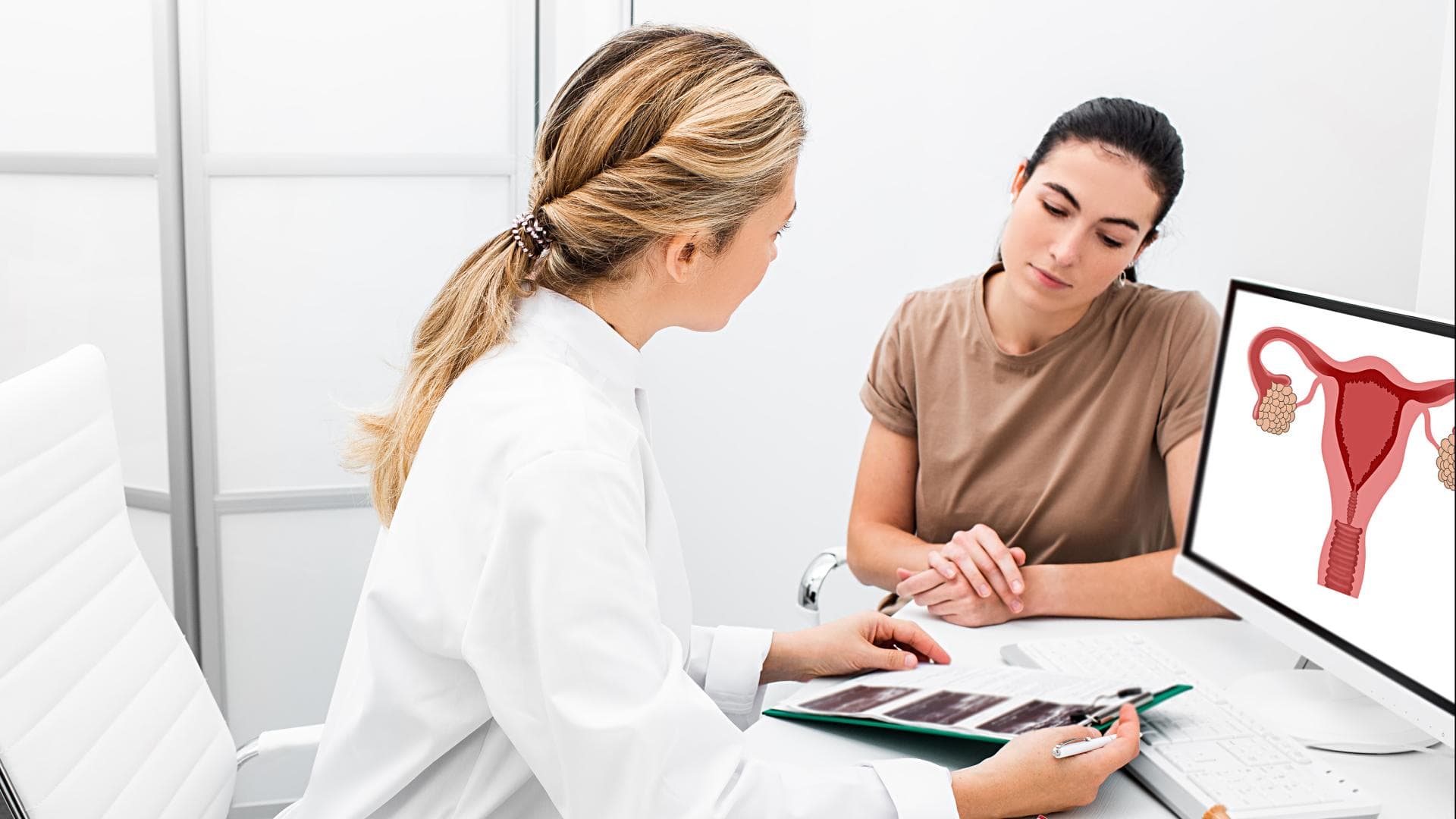 Eine Patientin bei einer Frauenärztin