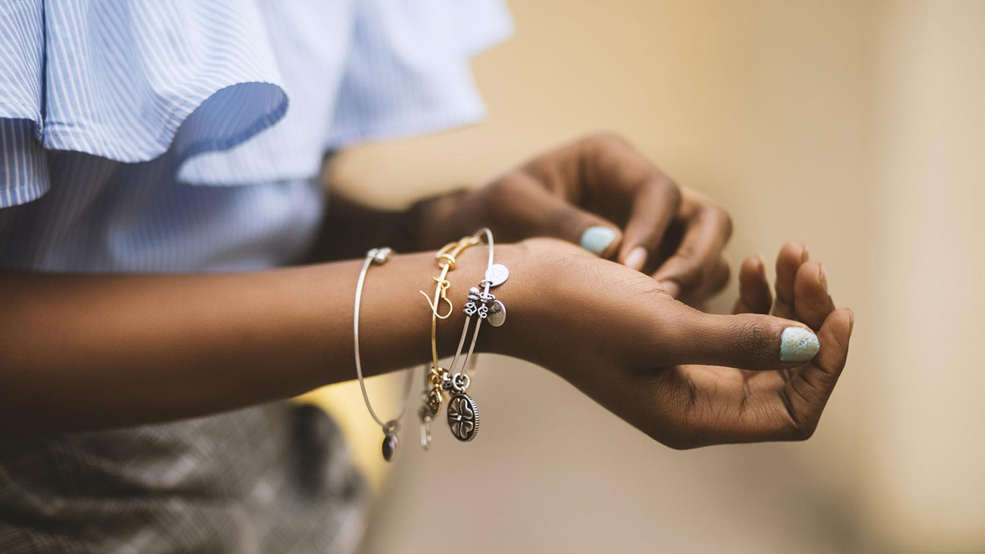 Eine Frau mit Armbändern am Handgelenk
