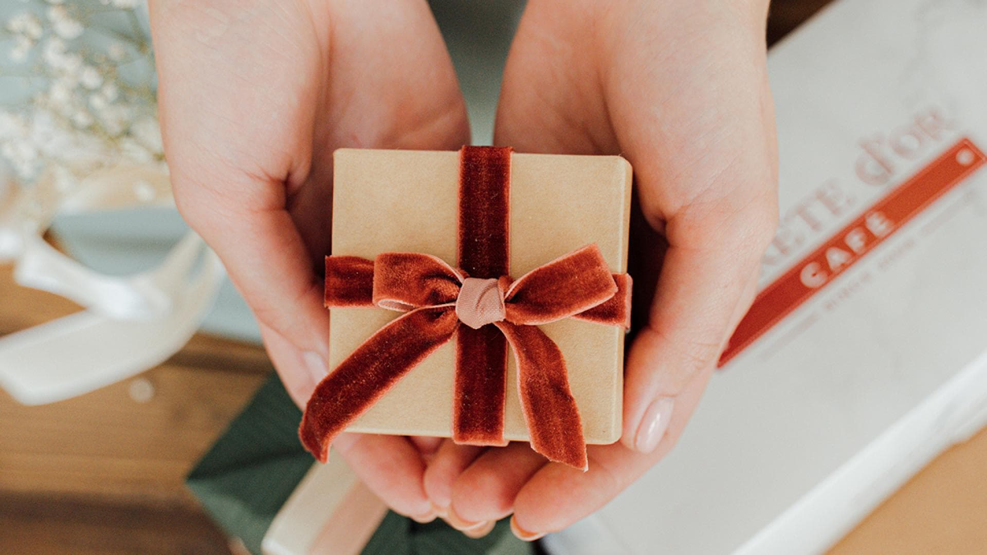 Eine Frau hält ein Geschenk in der Hand