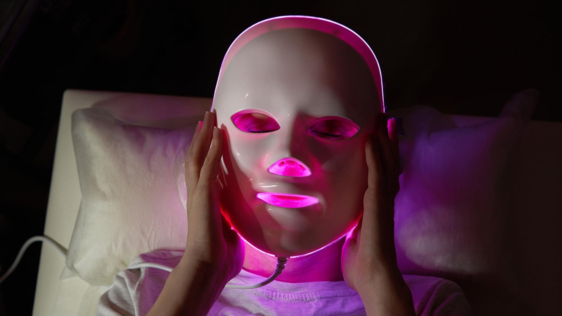 Eine Frau mit einer LED-Maske