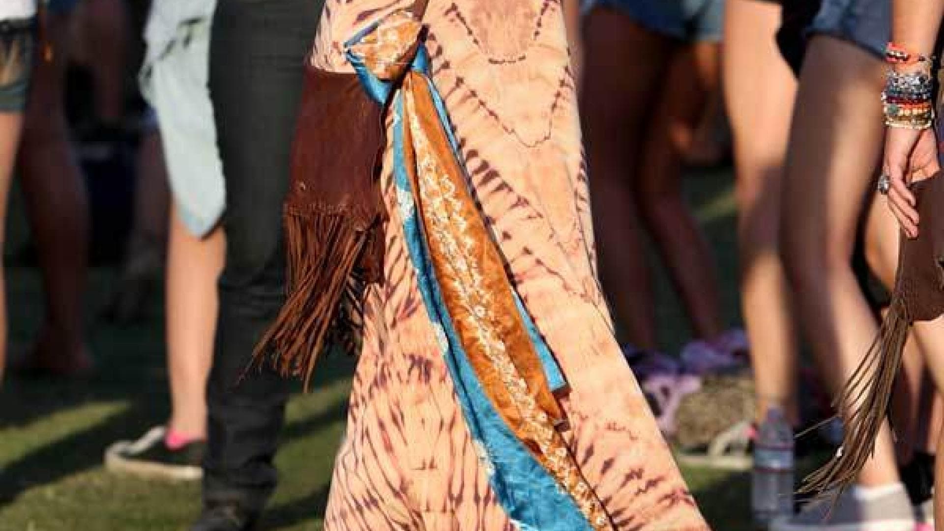 Coachella: Alessandra Ambrosio tanzt auf der Festivalwiese