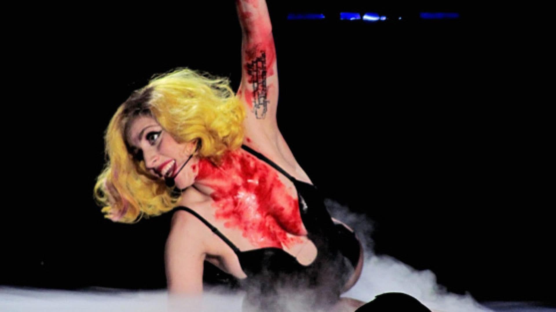 lady-gaga-performt-mit-kunst-blut-ueberstroemt-in-manchester-foto-splashnews-557x313-1119163.jpg