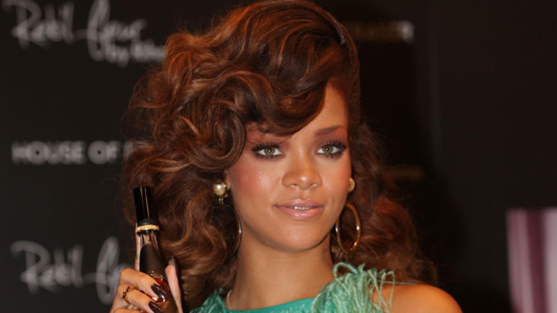 rihanna-sexiest-woman-alive-557x313-1305993.jpg