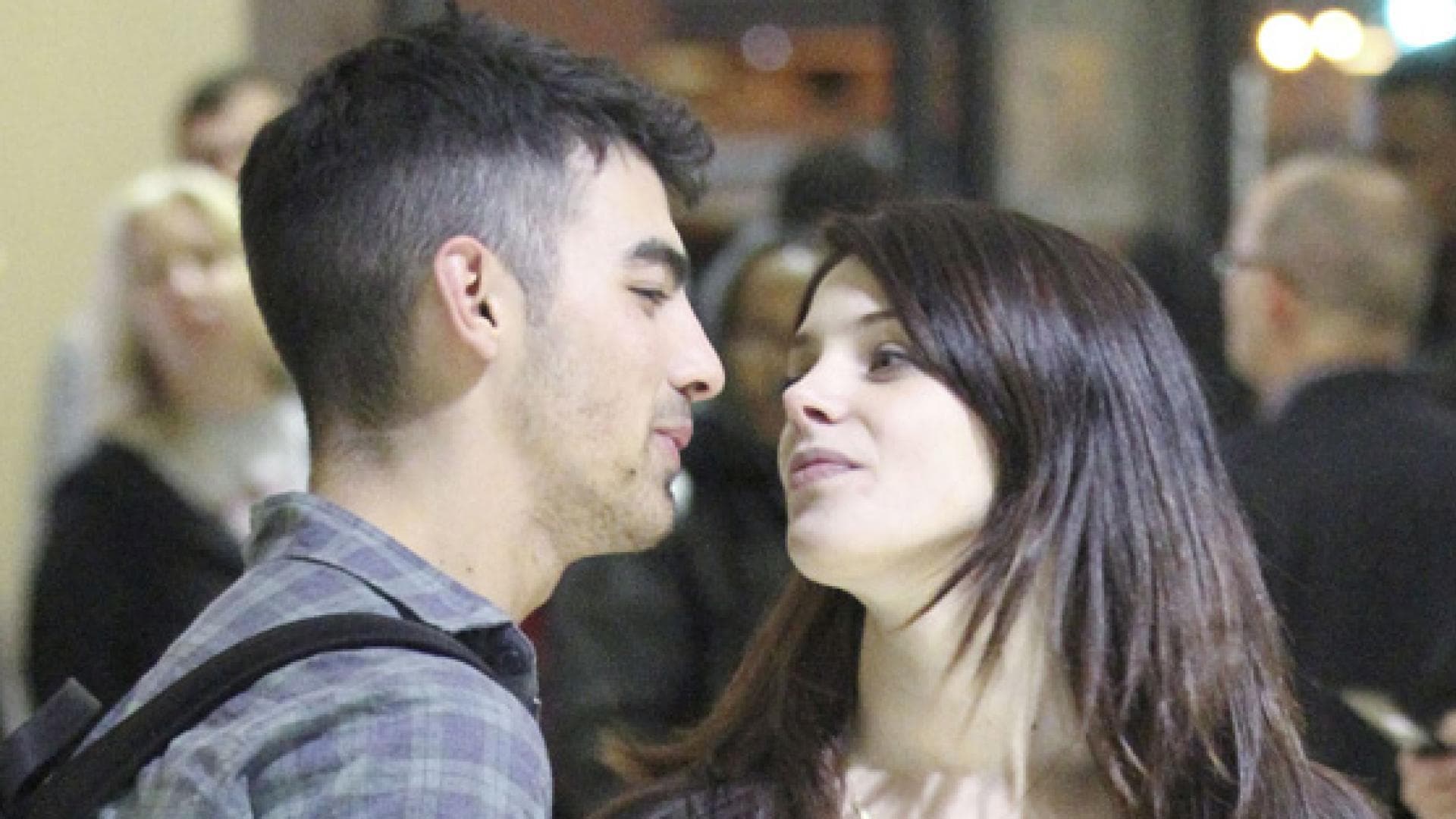ashley-greene-joe-jonas-kuessen-sich-557x313-856708.jpg