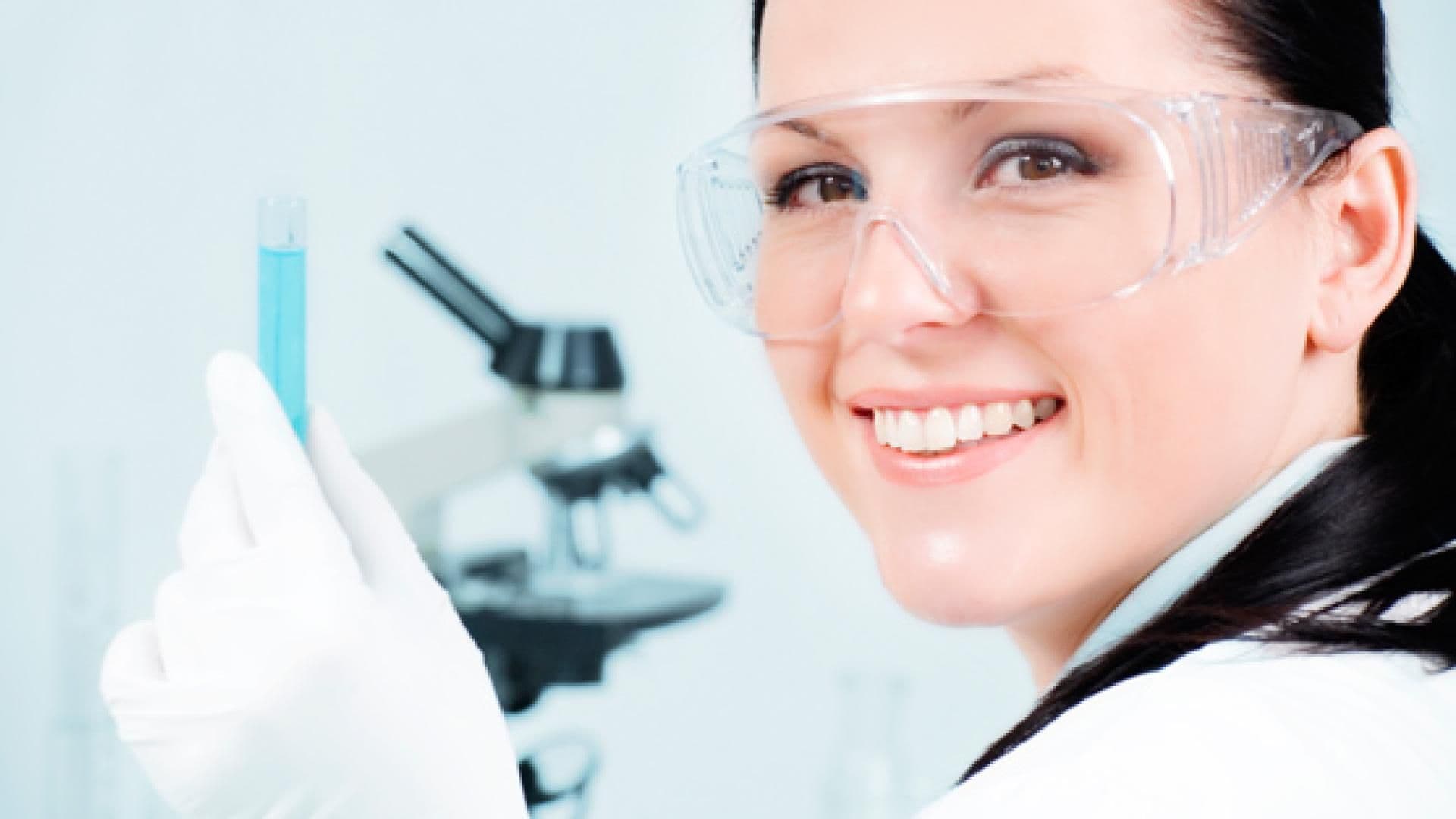 biologisch-technische-assistentin-am-mikroskop-thinkstock-557x313-976086.jpg