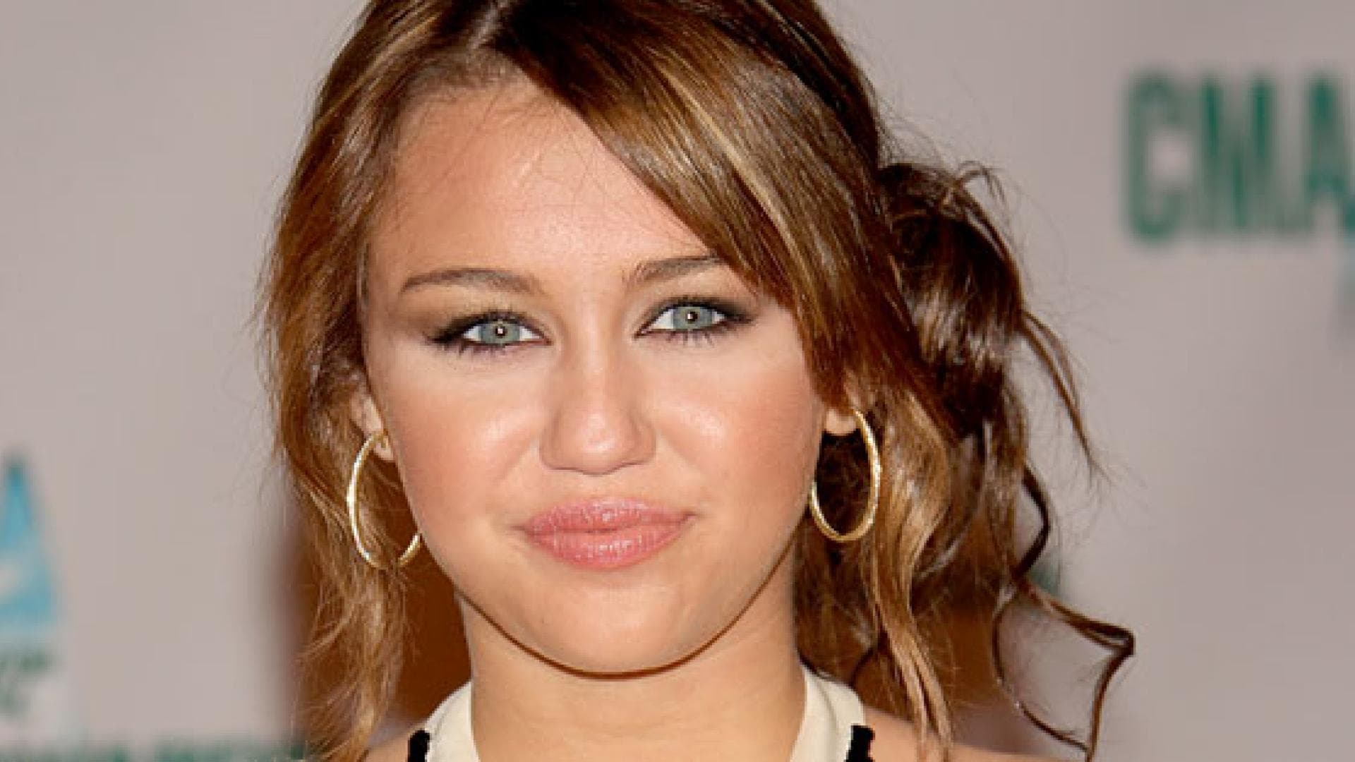 miley-cyrus-kommentiert-schlitzaugen-foto-557x313-316366.jpg
