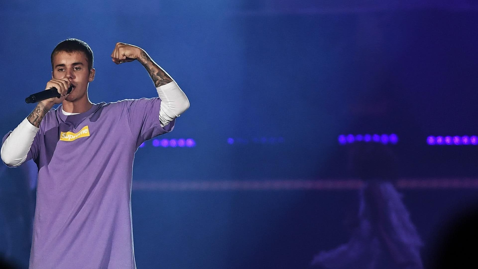 Justin Bieber schlägt Fan mitten ins Gesicht quer 
