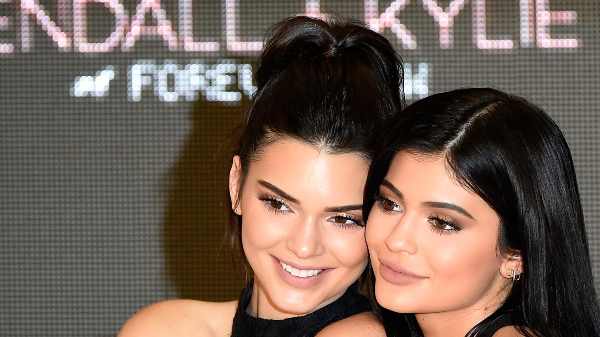 kylie-und-kendall-jenner-hunde-quer