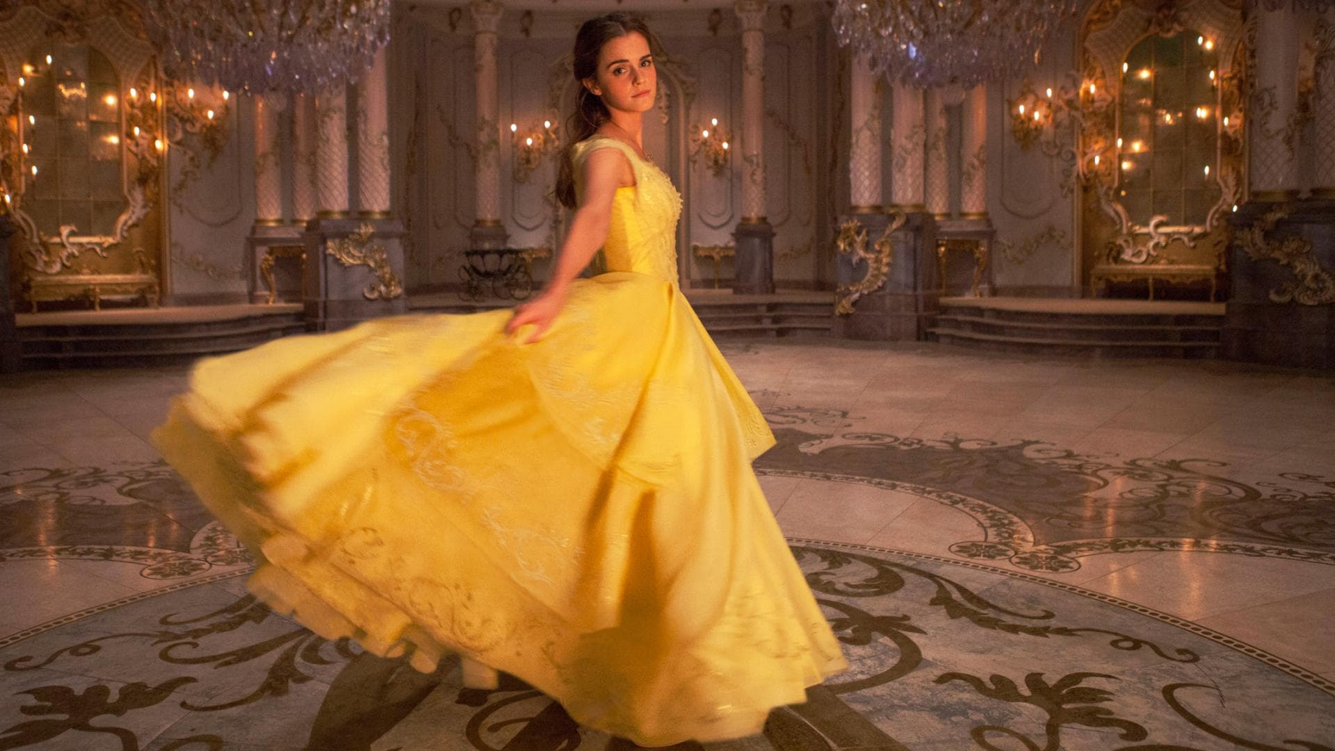 Belle-im-gelben-Ballkleid-quer