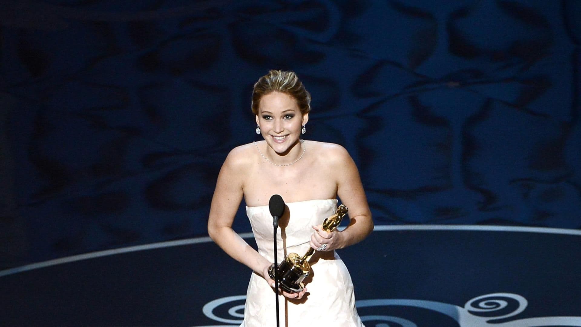 Jennifer Lawrence fällt hin quer 