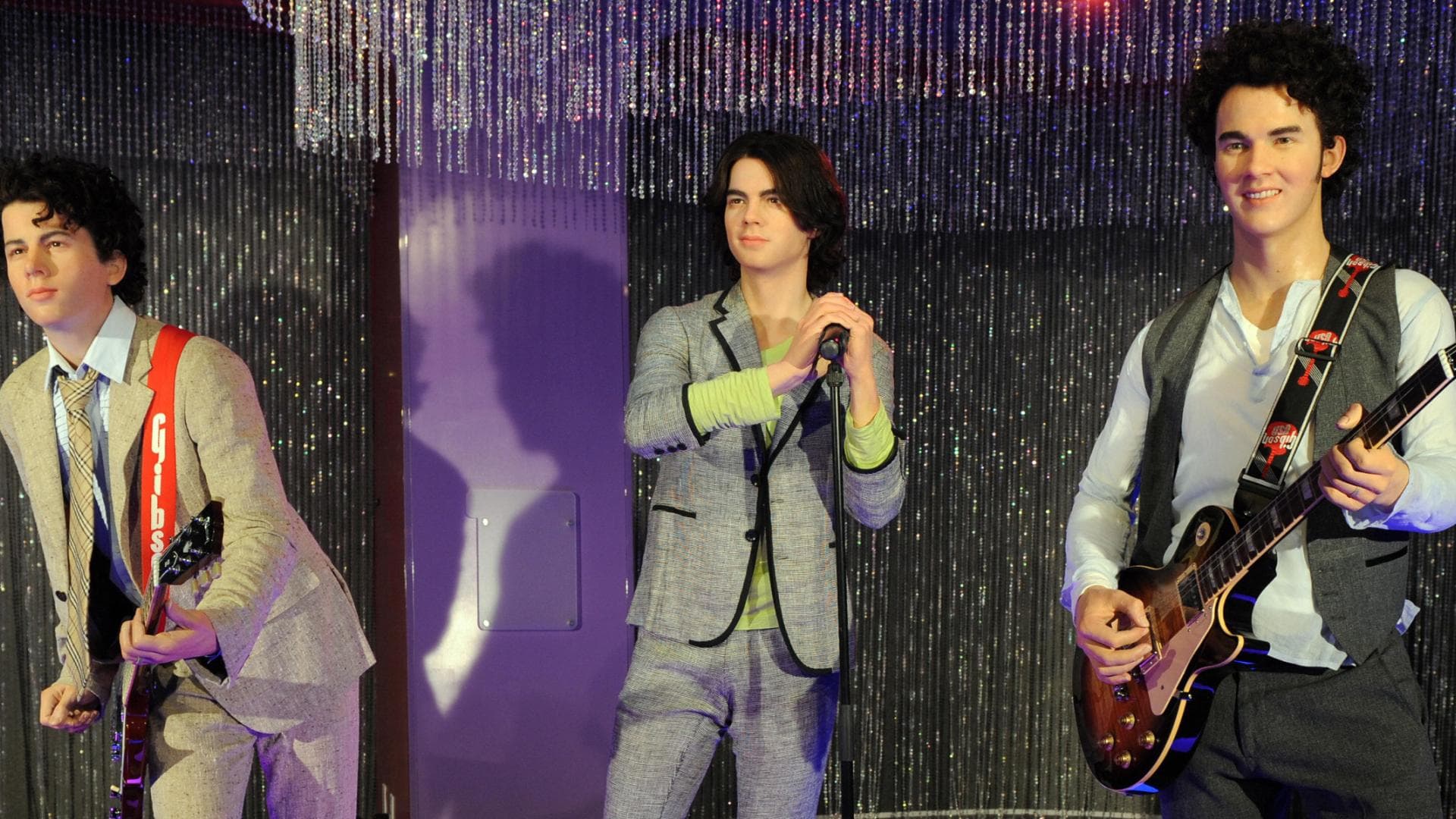 Jonas Brothers bei Madame Tussauds quer 