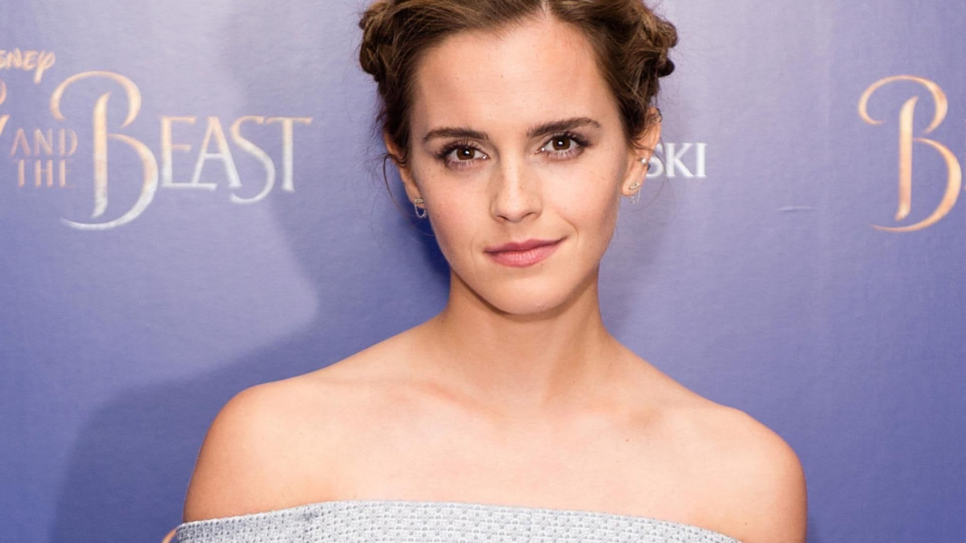 Emma Watson zeigt Brüste quer