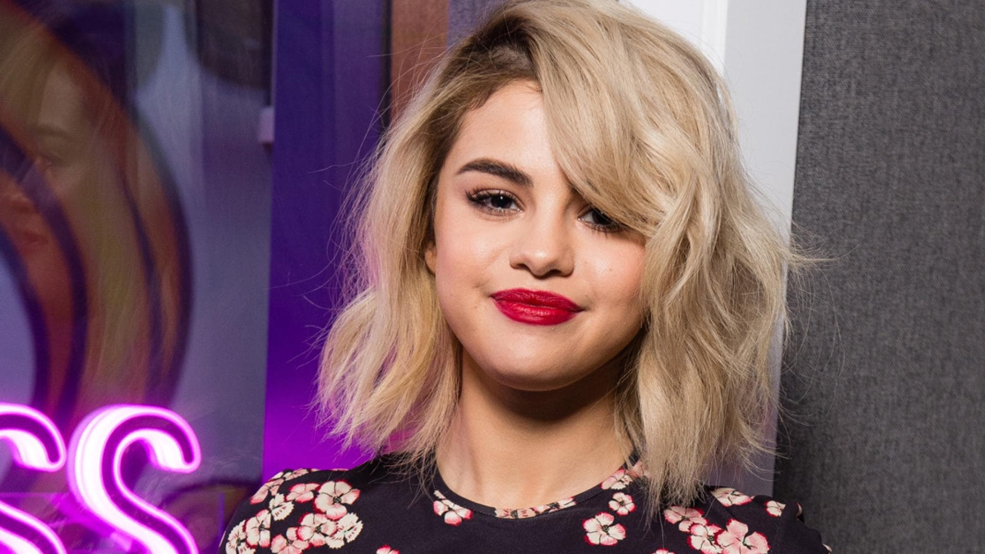 selena-traegt-pelz-quer