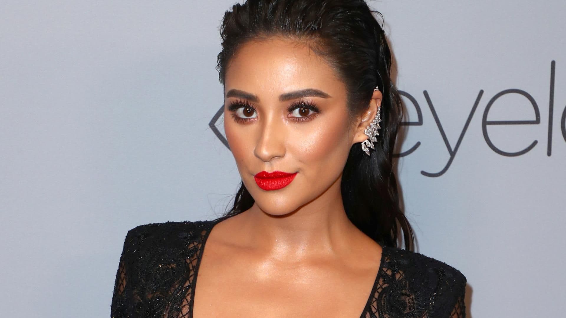 shay-mitchell-nackt-quer