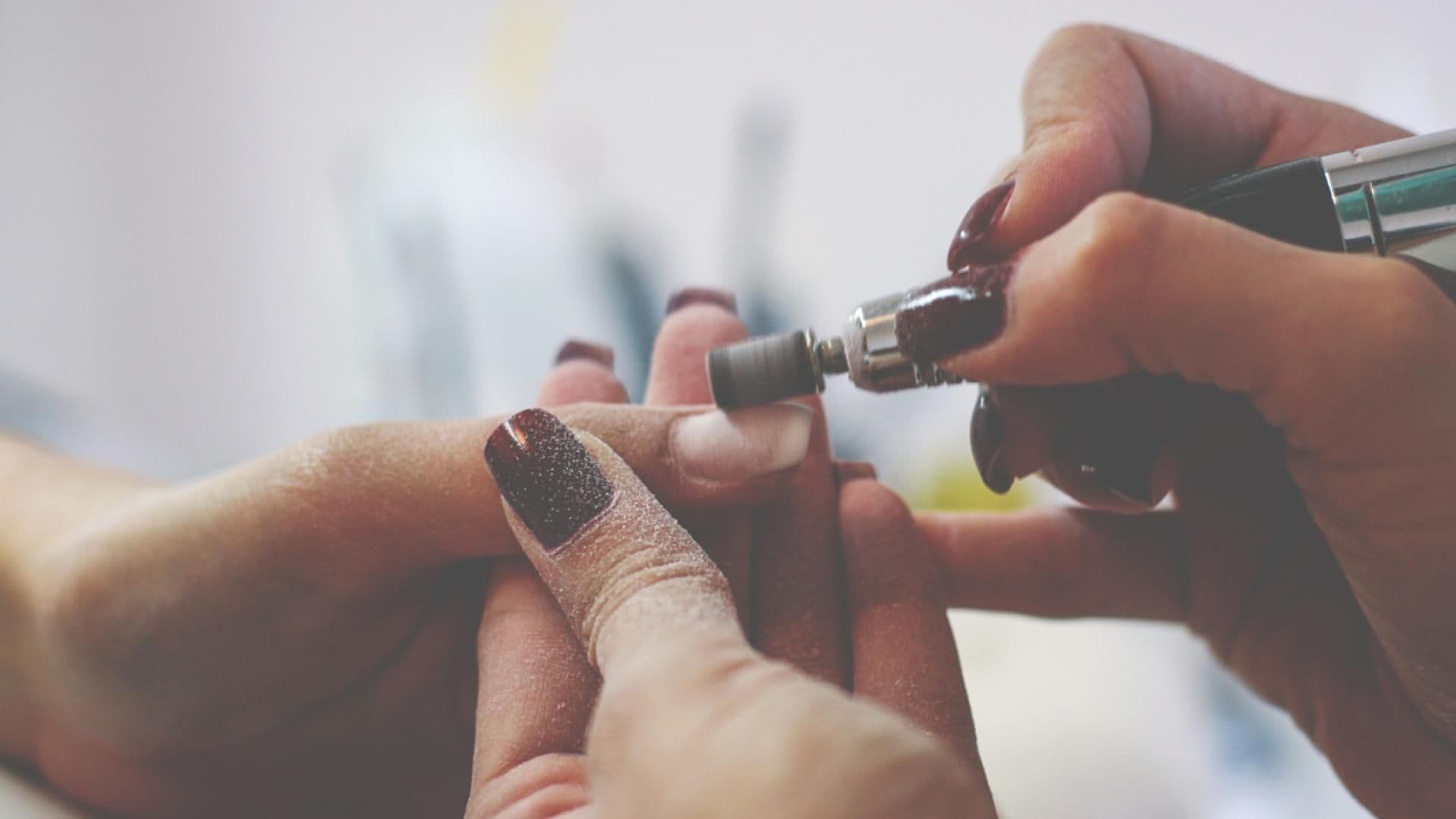 maria-schnitt-an-finger-manikuere-quer