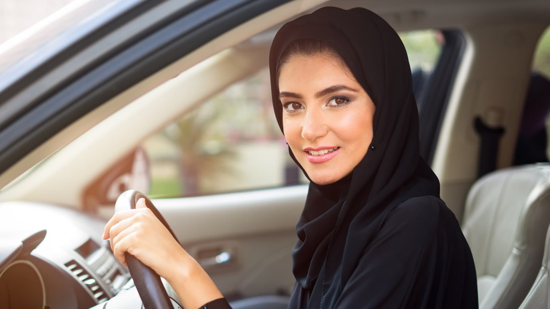 frau-auto-quer
