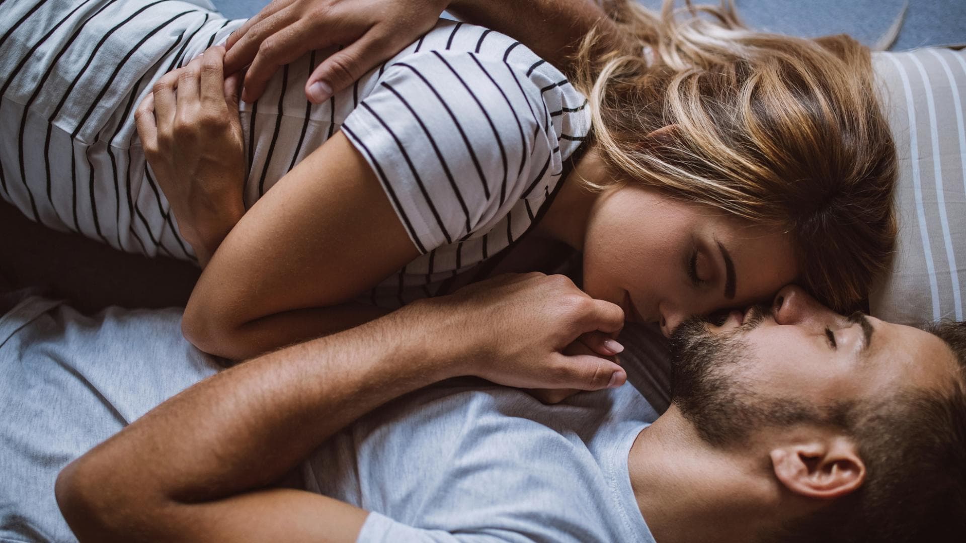 quer-bett-kuscheln 