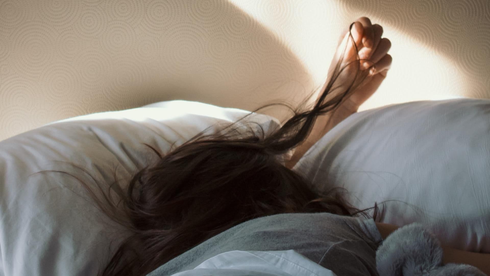 deshalb-solltest-du-nicht-mit-nassen-haaren-ins-bett-gehen-quer