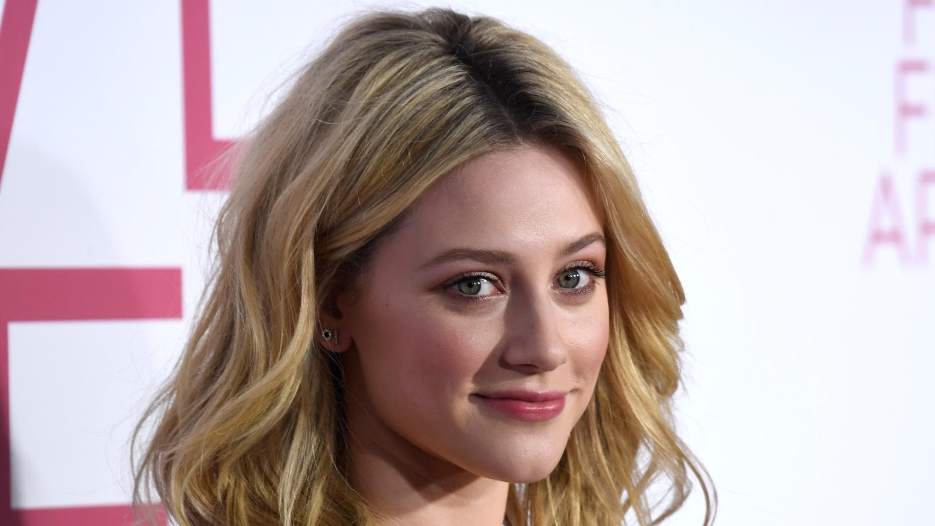 lili-reinhart-fast-entführt-quer