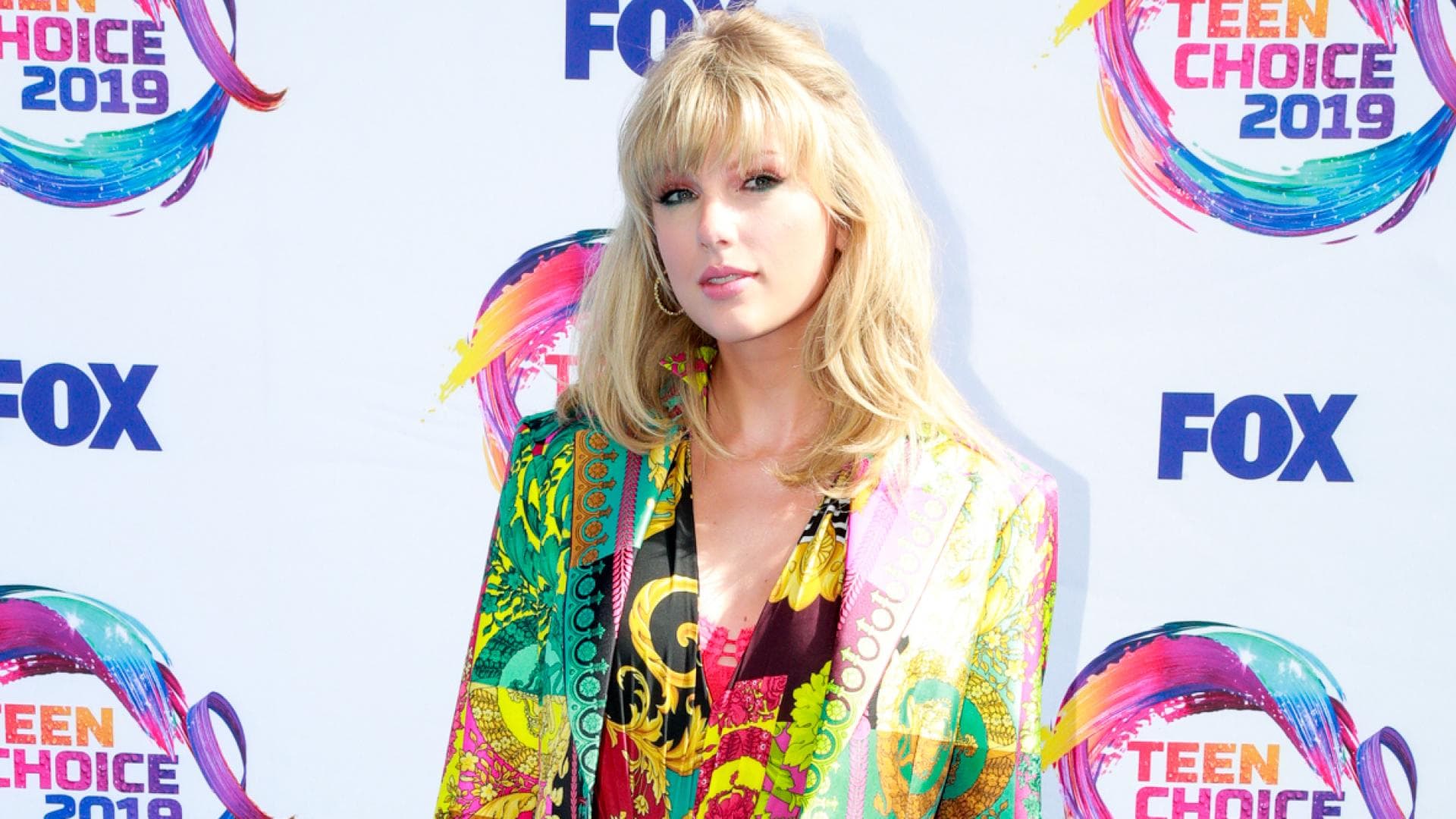 taylor-swift-verschenkt-geld-quer