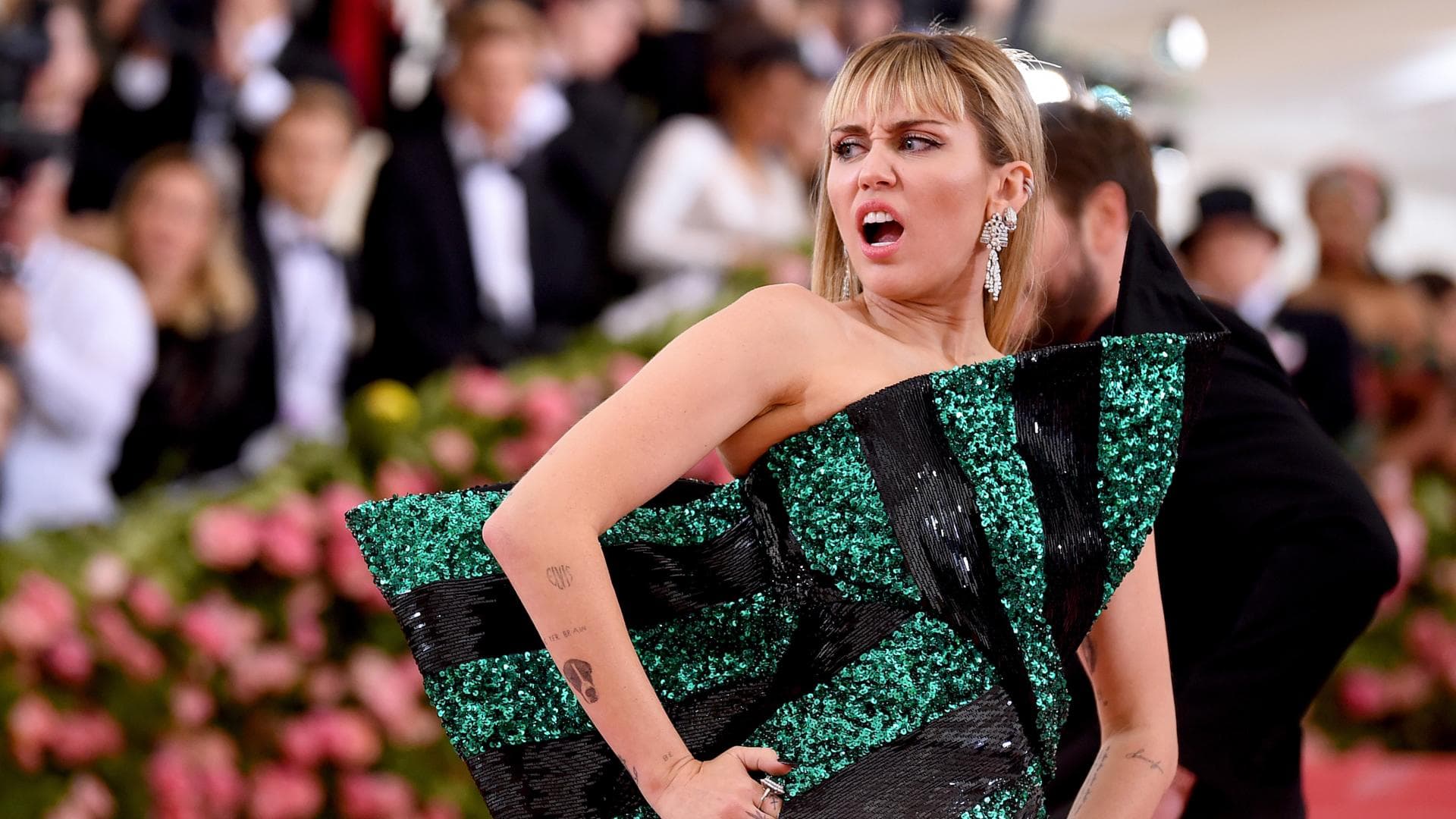 miley-cyrus-sie-schlaegt-zurück-quer