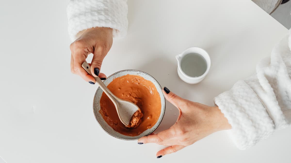 Eine Frau macht eine Gesichtsmaske selbst