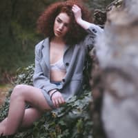 Brüste wachsen Mädchen im Wald