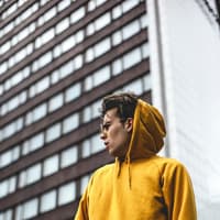 er antwortet nicht sofort junge im gelben hoodie