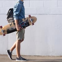 Junge mit Longboard