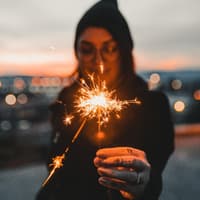 junges mädchen silvester bengal kerze in der hand