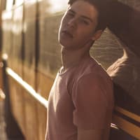 penisgröße und penisumfang junge blick in kamera