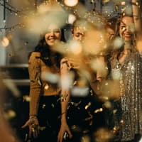 Drei Mädchen beim feiern