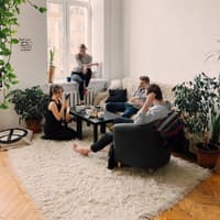 Wahrheit oder Pflicht: Freunde sitzen im Wohnzimmer und spielen