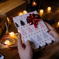 eingepacktes Weihnachtsgeschenk