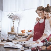 oma mit enkelin am backen weihnachten 