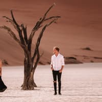 Frau und Mann neben Baum