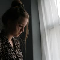 Mädchen vor Fenster