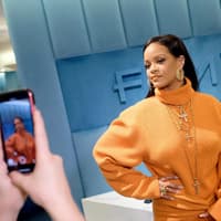Rihanna trägt gerne viele verschiedene Ohrringe und Piercings Rihanna Helix Piercing